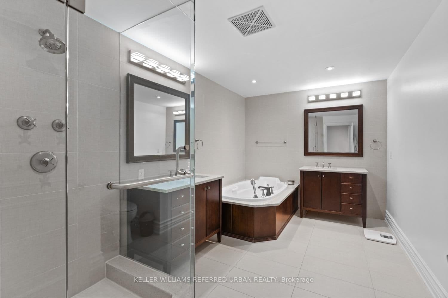 38 Avenue Road, Unit 1802 thumbnail 17