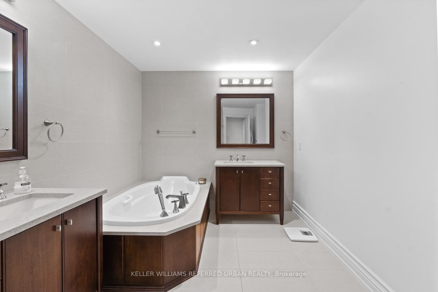 38 Avenue Road, Unit 1802 thumbnail 18