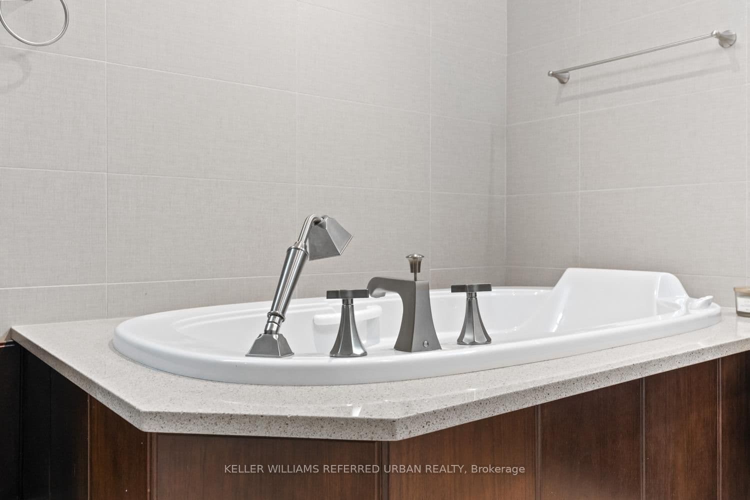 38 Avenue Road, Unit 1802 thumbnail 19