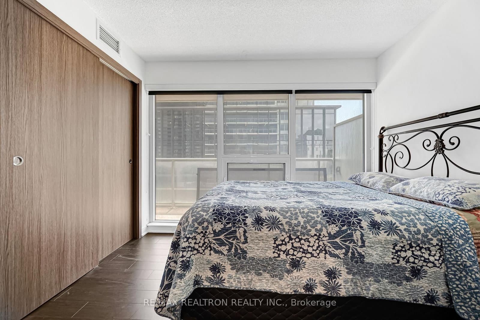 19 Bathurst Street, Unit 811 thumbnail 19