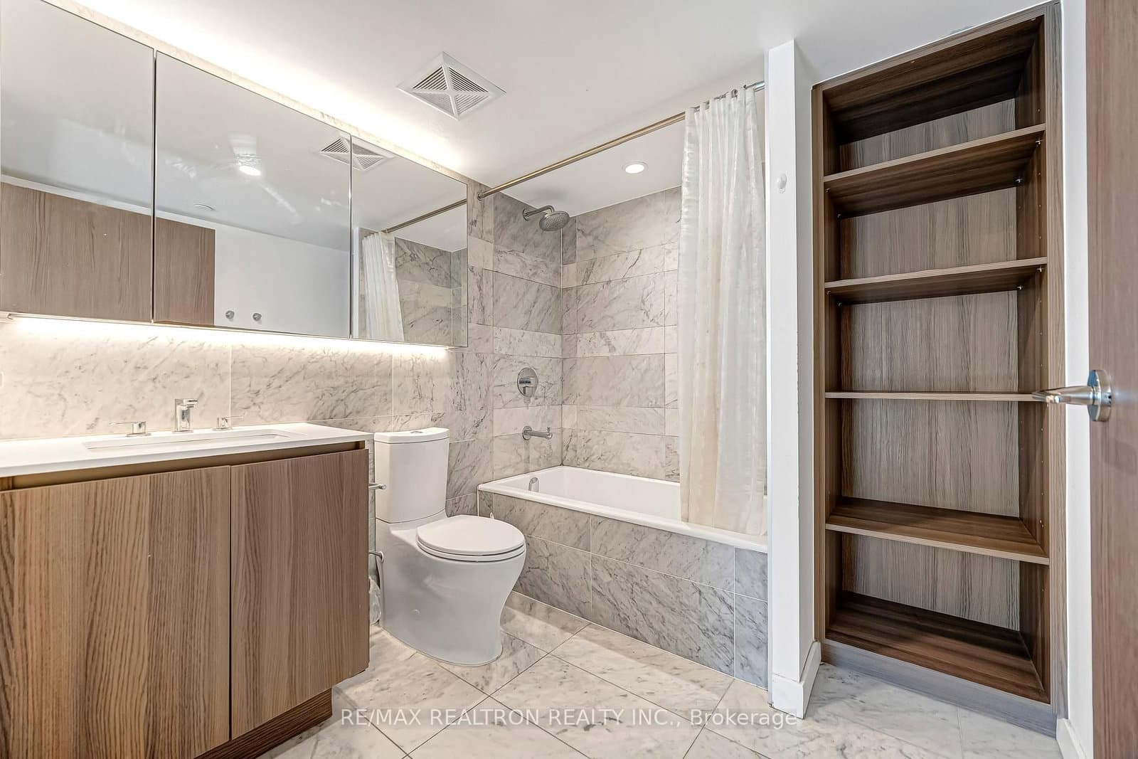 19 Bathurst Street, Unit 811 thumbnail 23