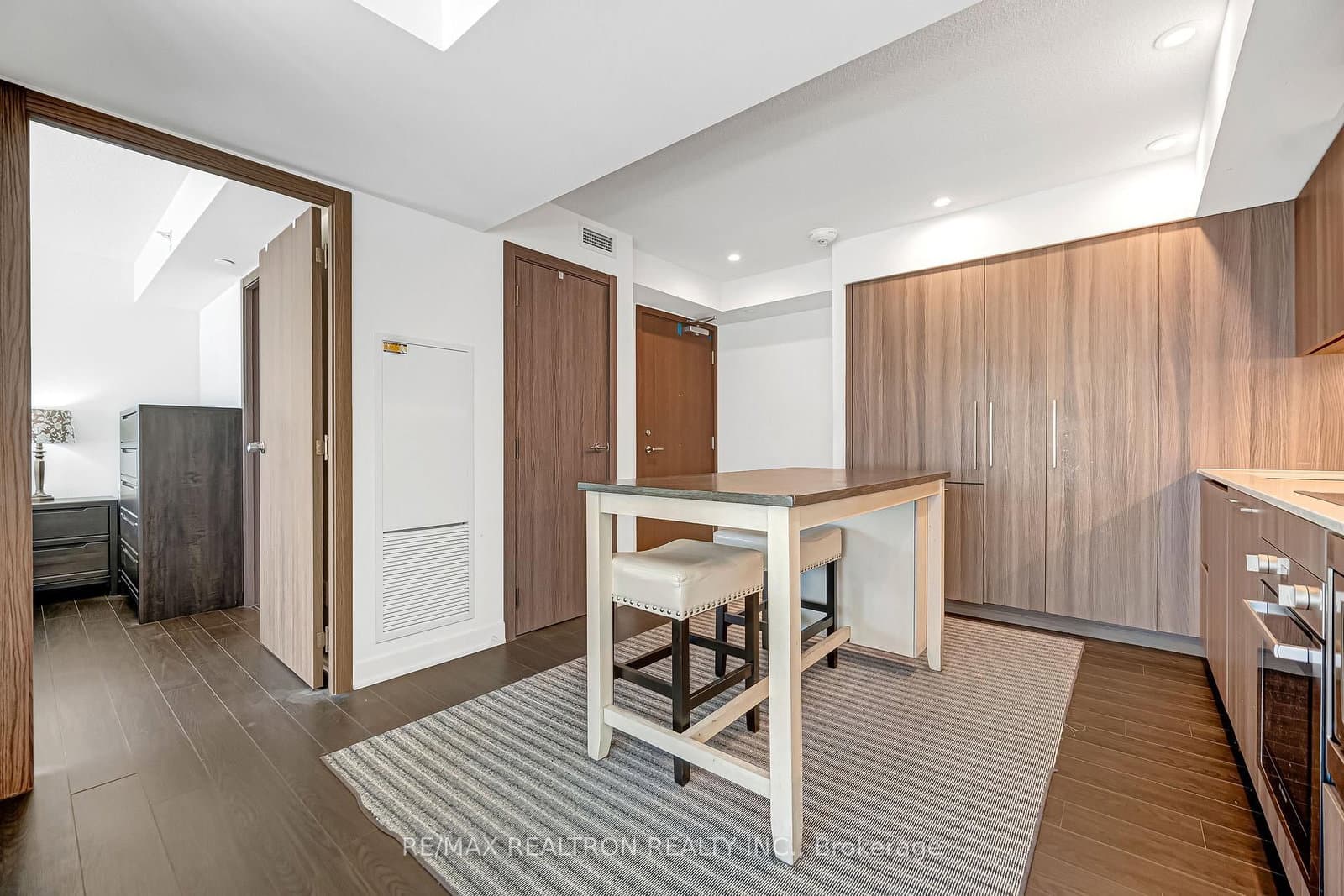 19 Bathurst Street, Unit 811 thumbnail 4
