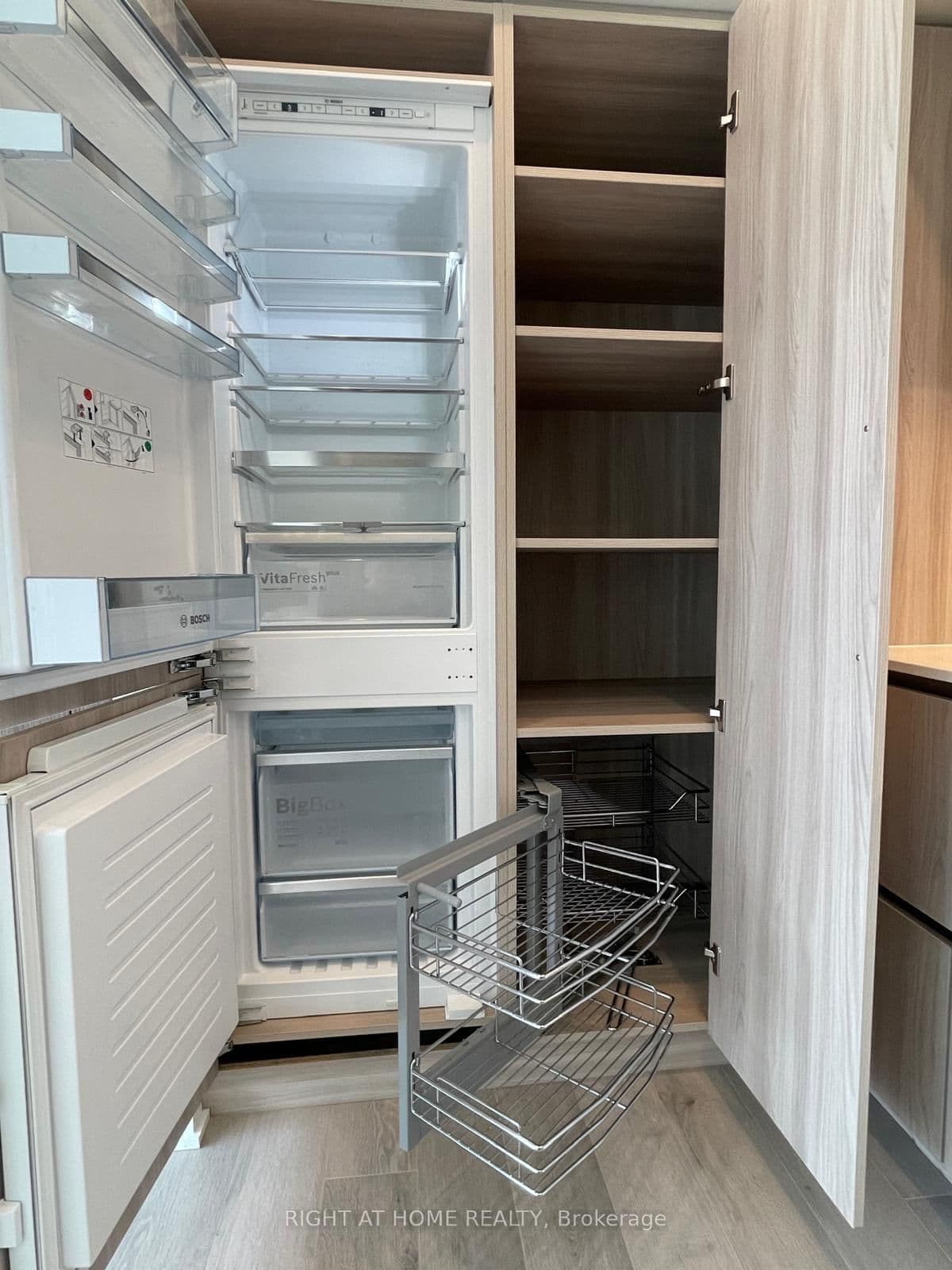 19 Bathurst Street, Unit 3205 thumbnail 4
