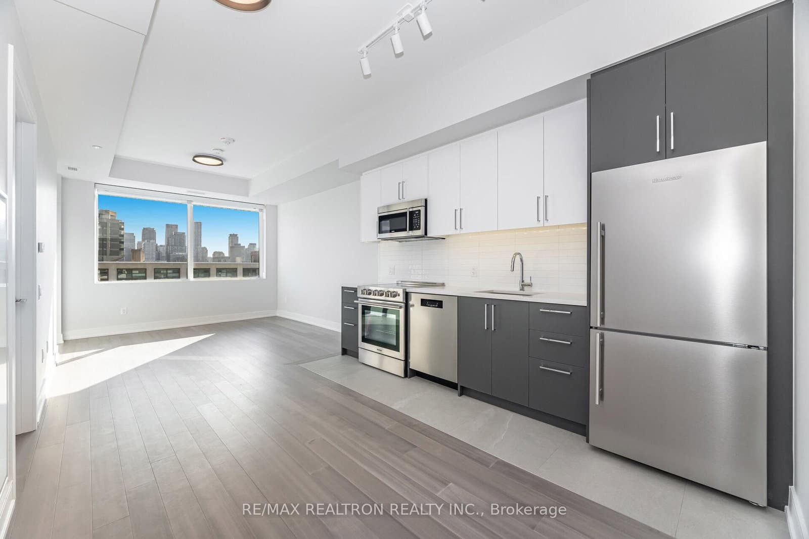 #608 - 664 Spadina Avenue