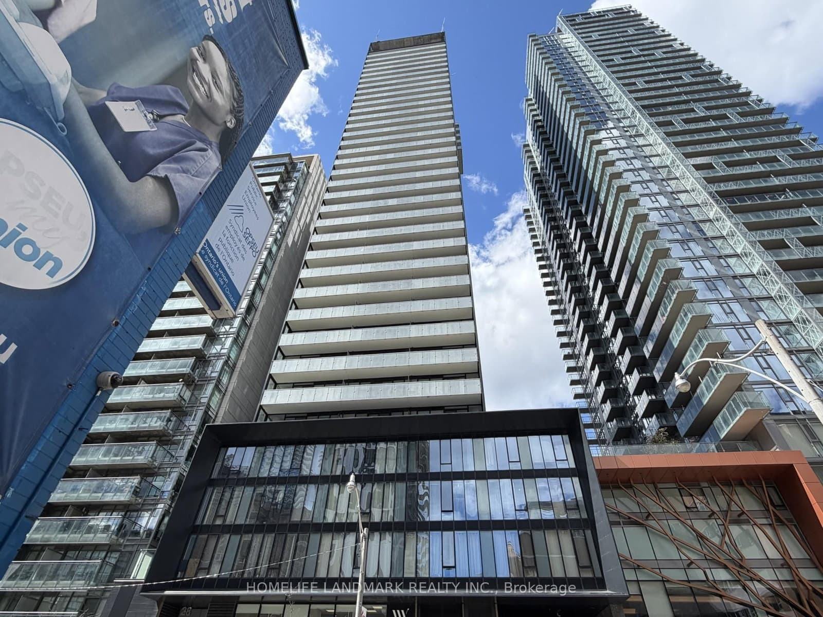 #308 - 28 Wellesley Street E
