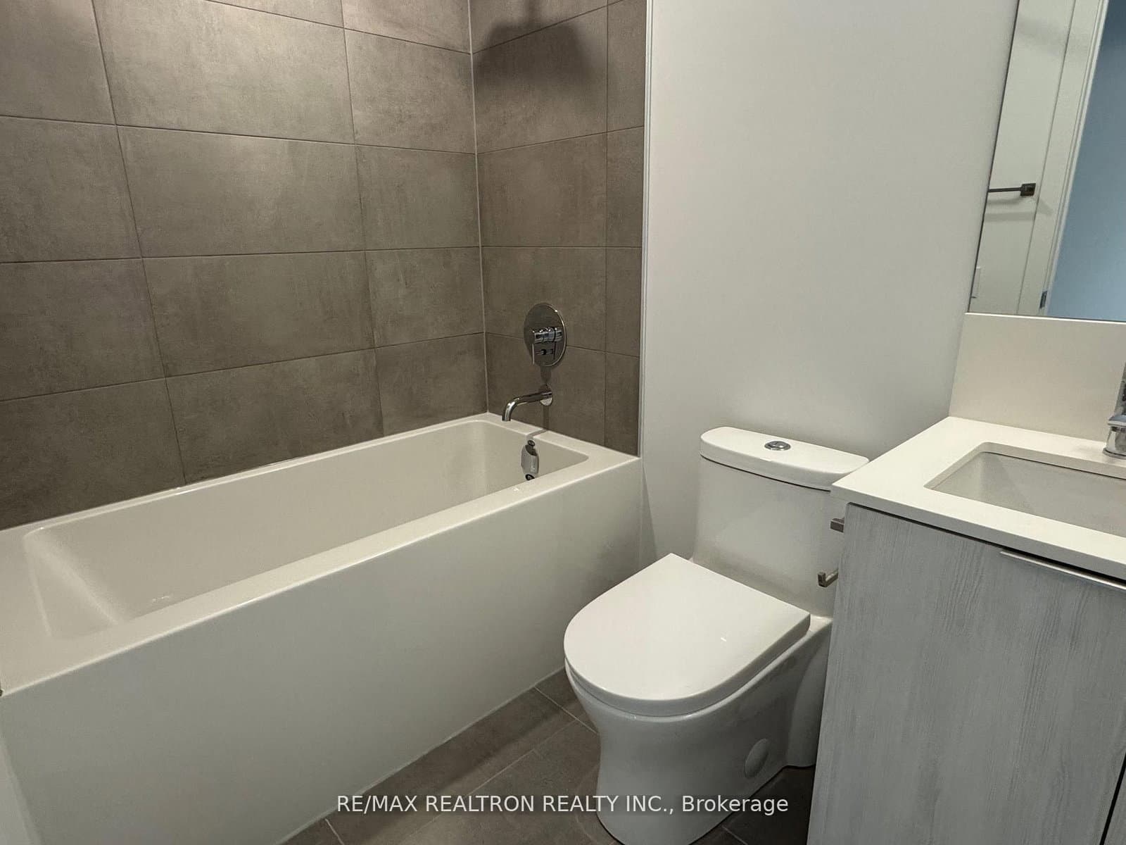 8 Wellesley Street W, Unit 806 thumbnail 22