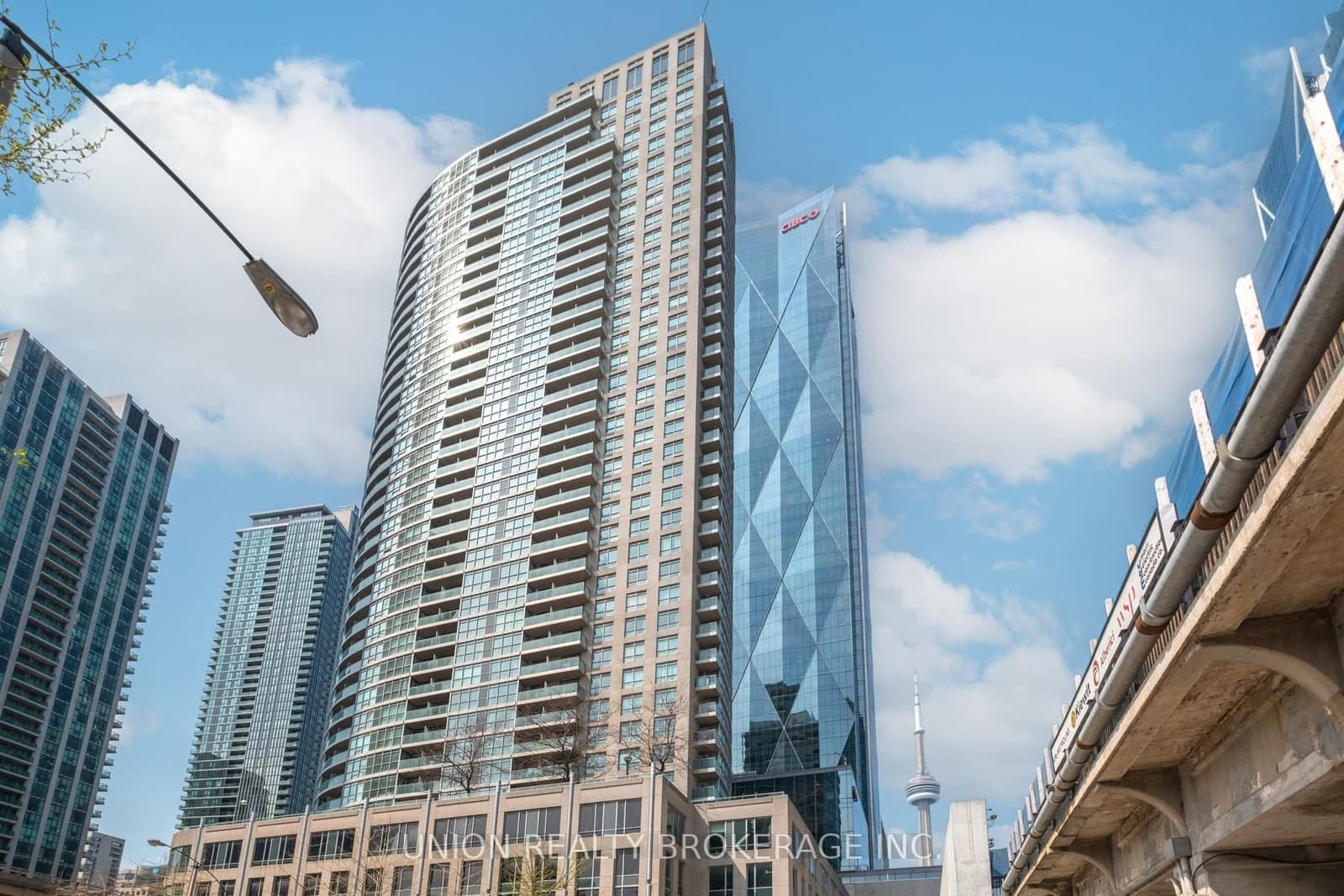 #606 - 18 Yonge Street