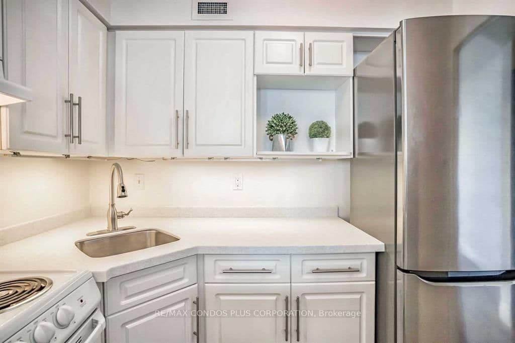 720 Spadina Avenue, Unit 1011 thumbnail 8