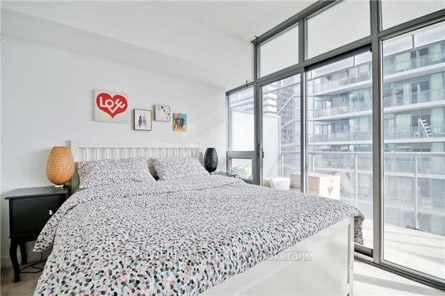 33 Charles Street E, Unit 2601 thumbnail 14