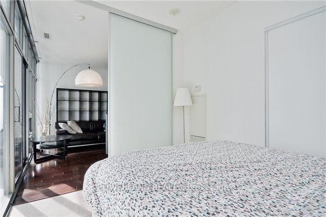 33 Charles Street E, Unit 2601 thumbnail 15