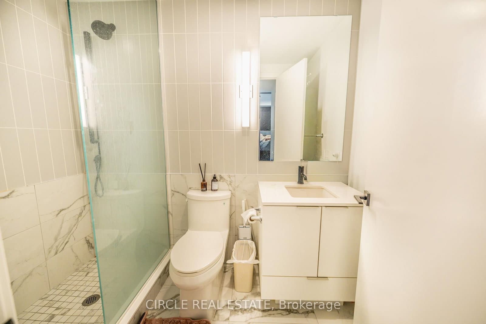 327 King Street W, Unit 2705 thumbnail 13