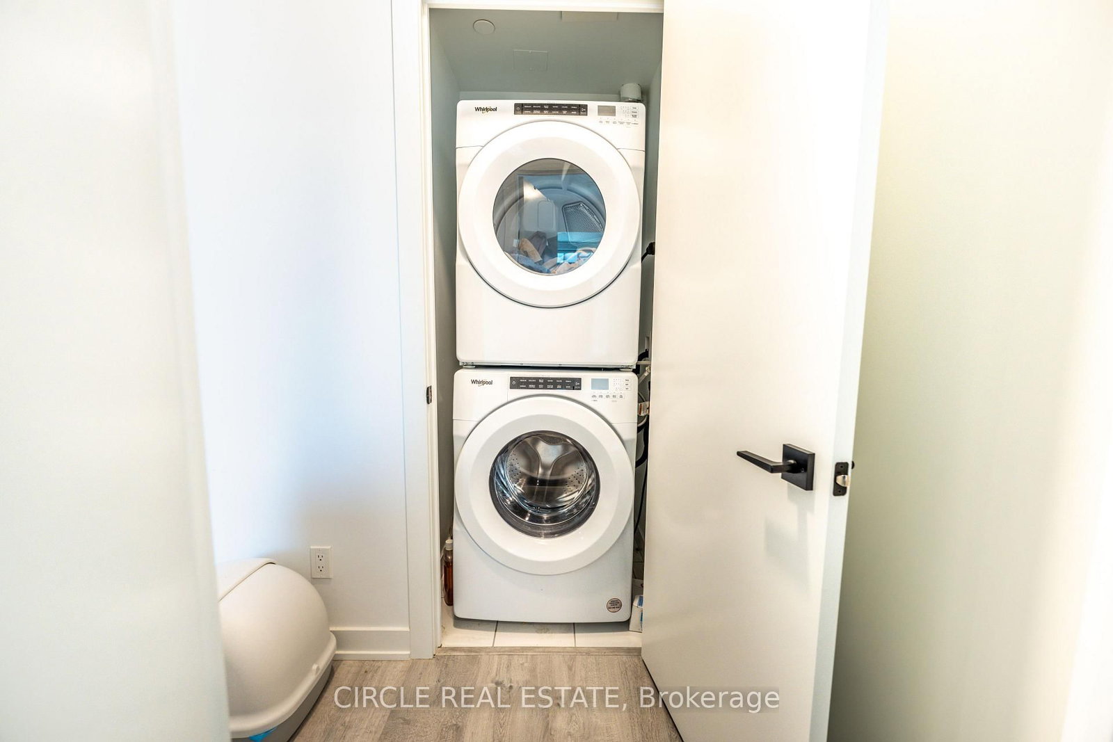 327 King Street W, Unit 2705 thumbnail 15