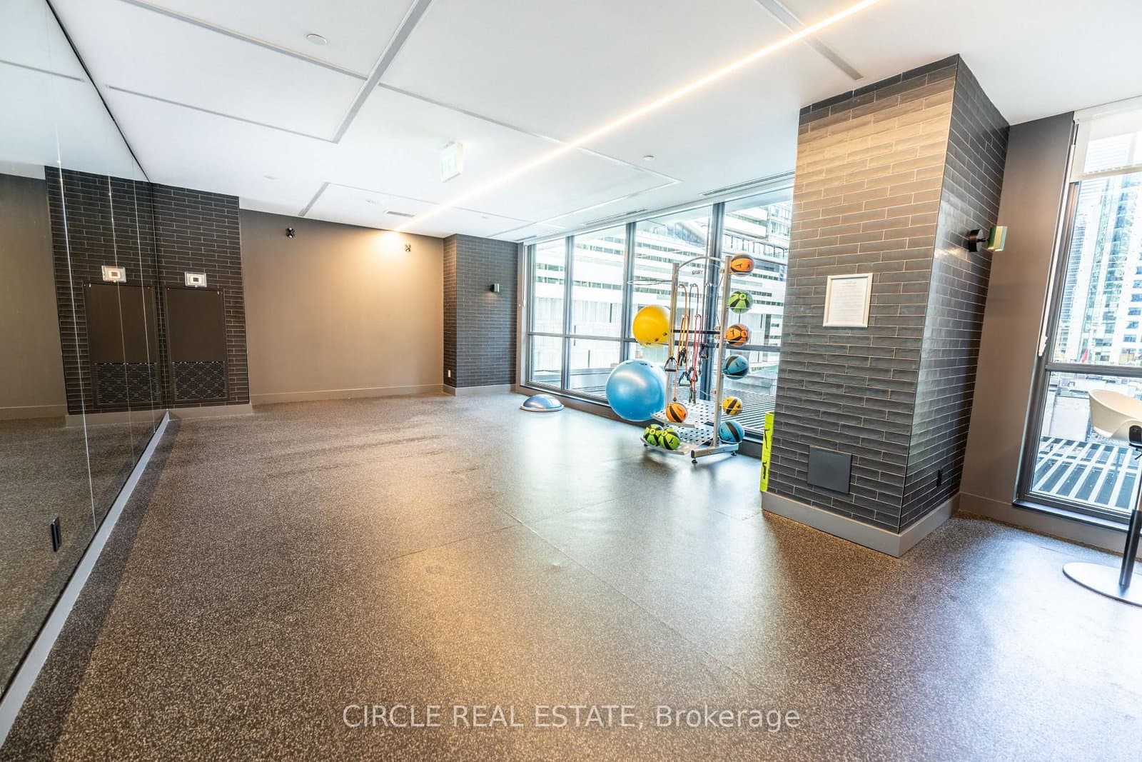 327 King Street W, Unit 2705 thumbnail 21