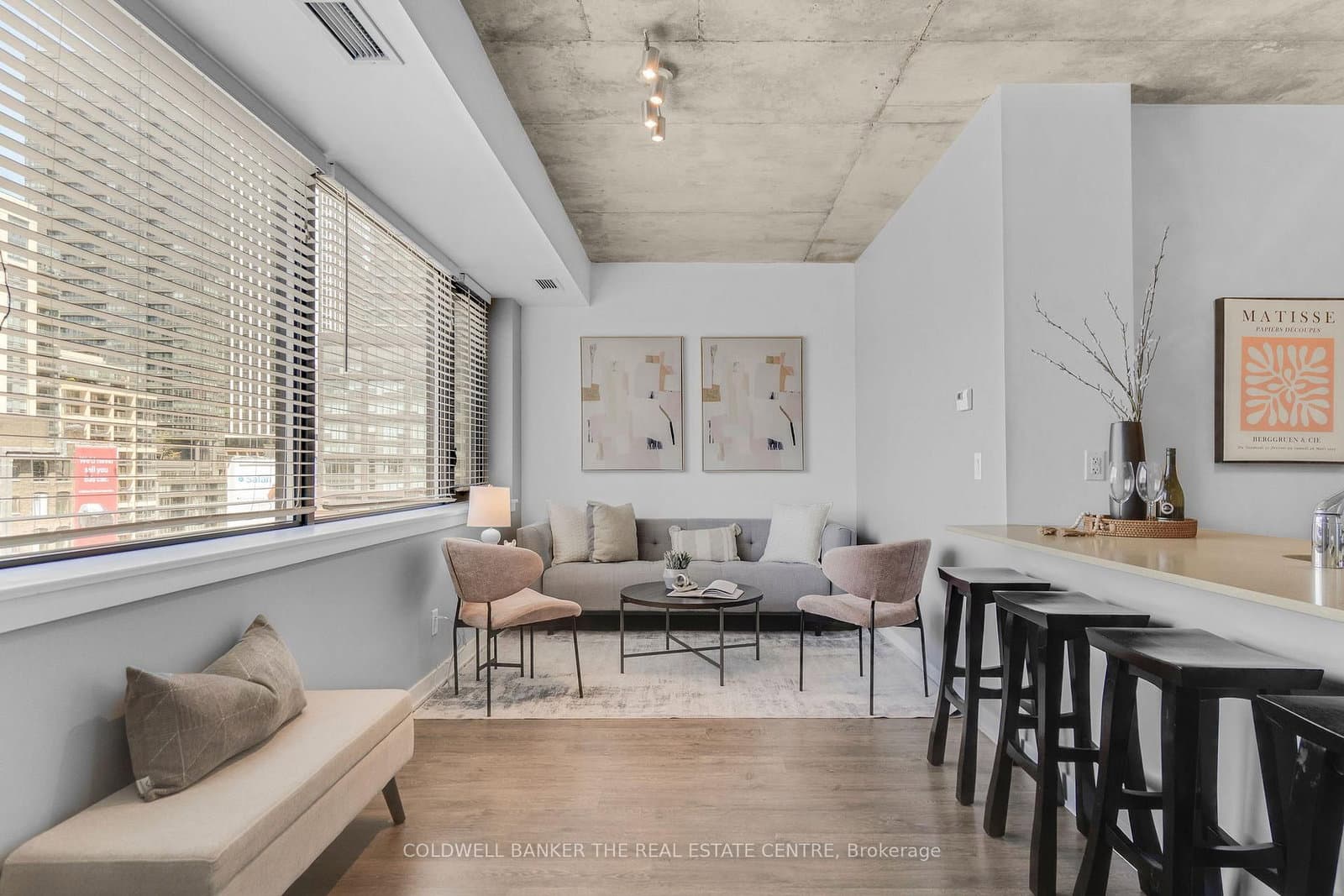 #802 - 400 Wellington Street W