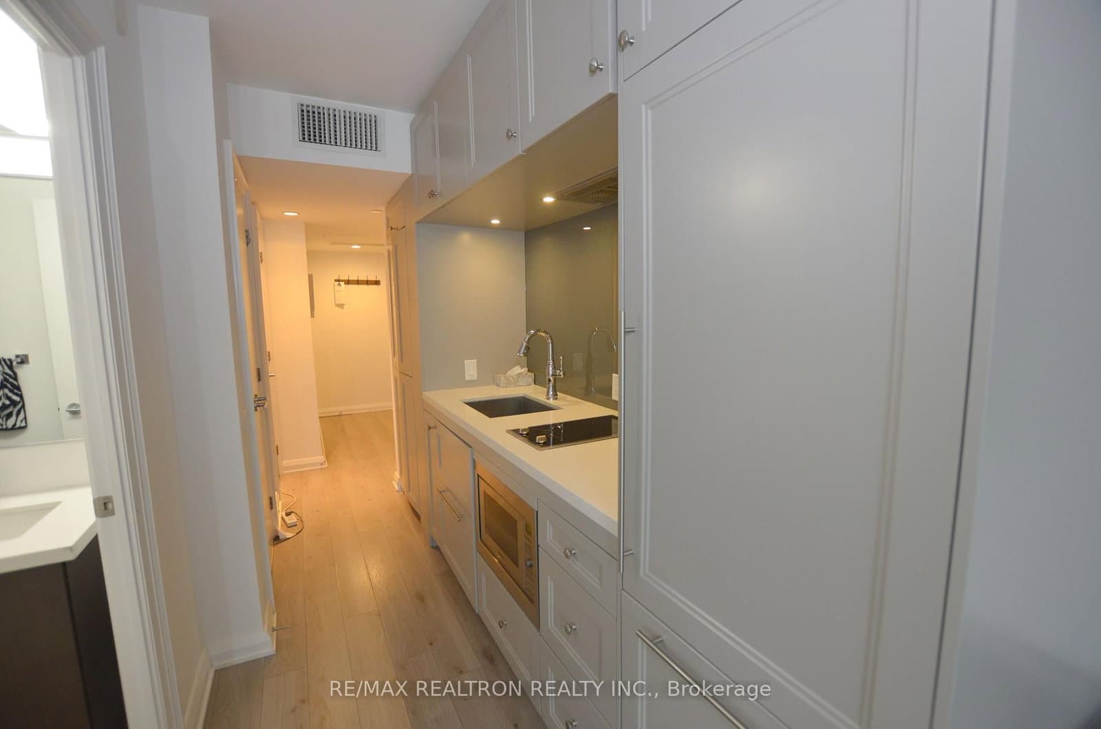 155 Yorkville Avenue, Unit 713 thumbnail 8