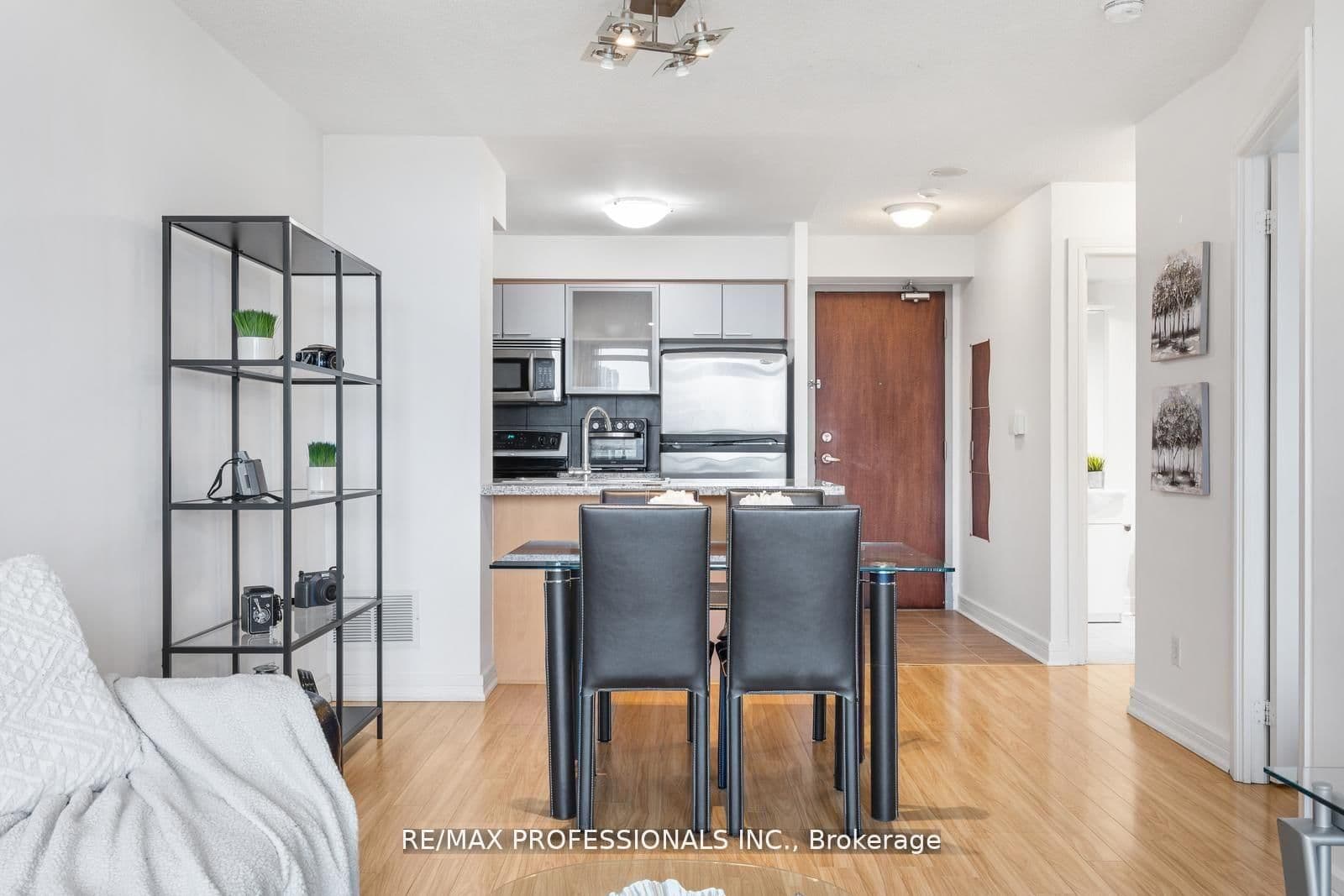 18 Harrison Garden Boulevard, Unit 706 thumbnail 15