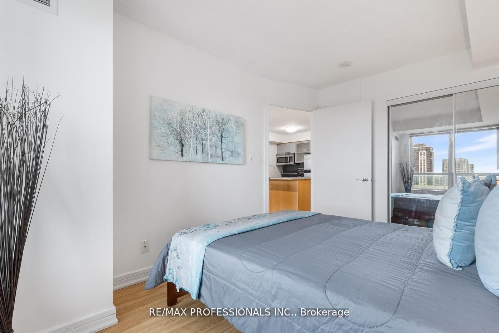 18 Harrison Garden Boulevard, Unit 706 thumbnail 4