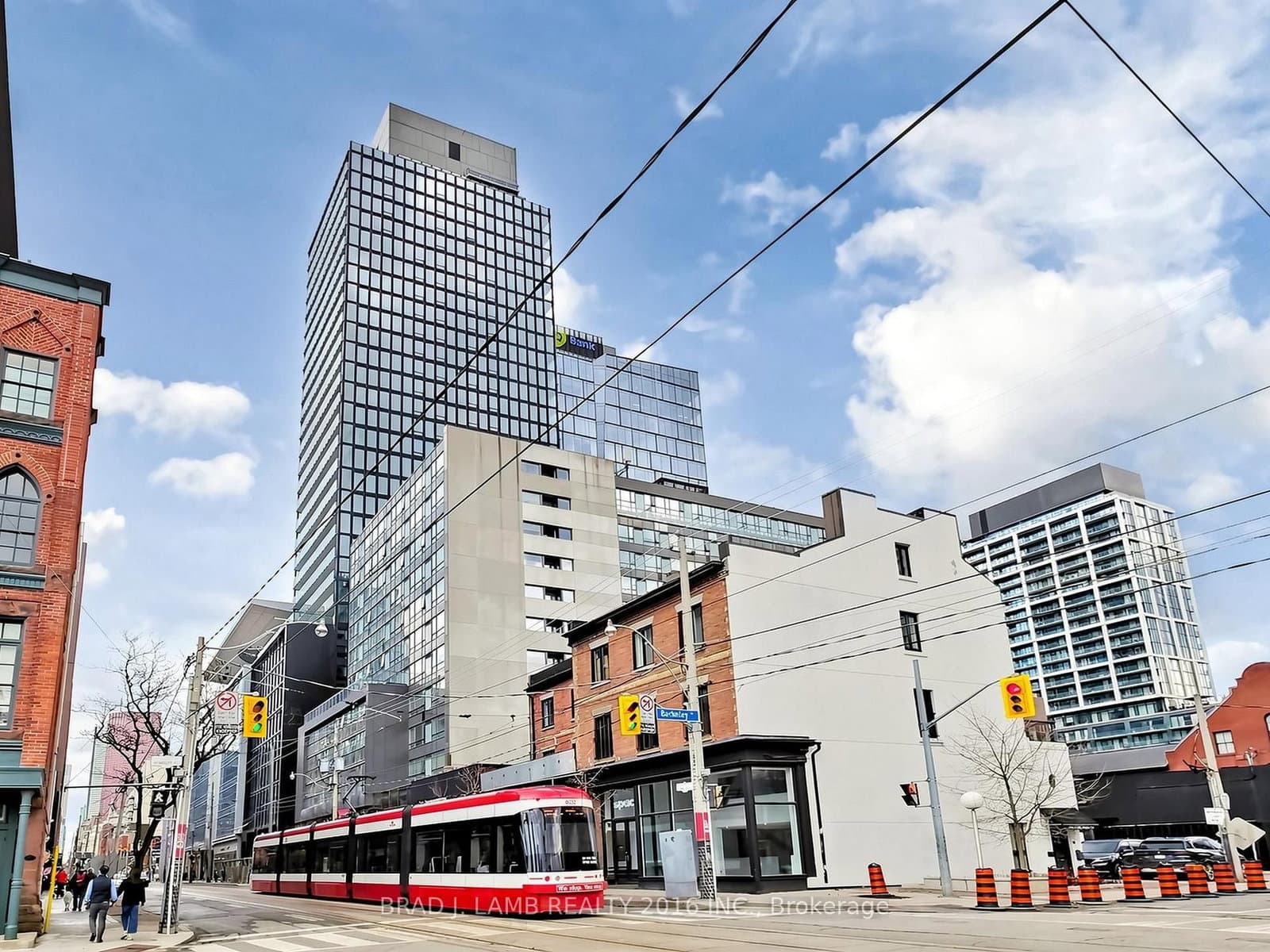 #404 - 284 King Street E