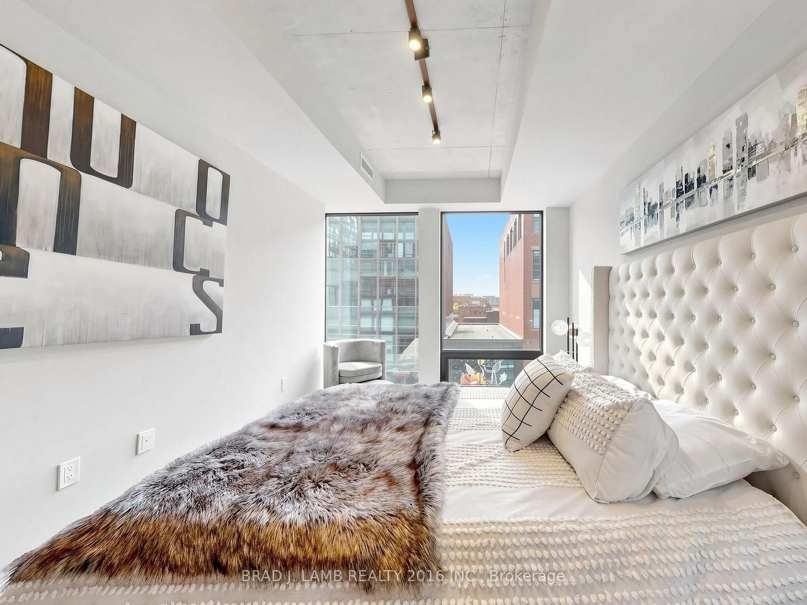 284 King Street E, Unit 404 thumbnail 25