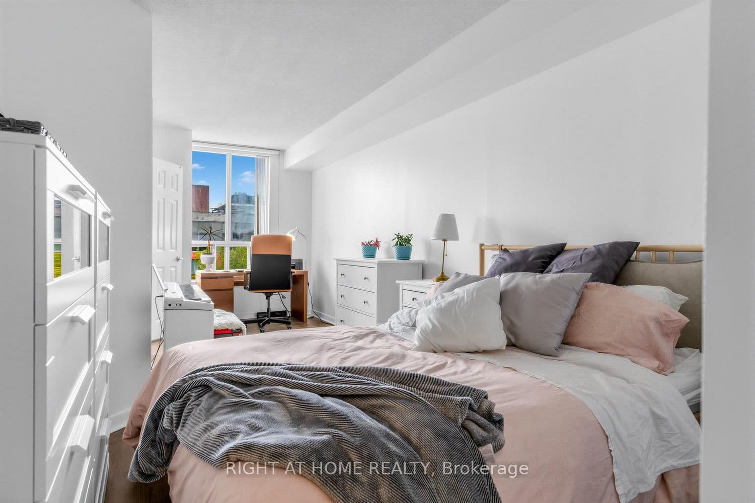 284 Bloor Street W, Unit 804 thumbnail 14