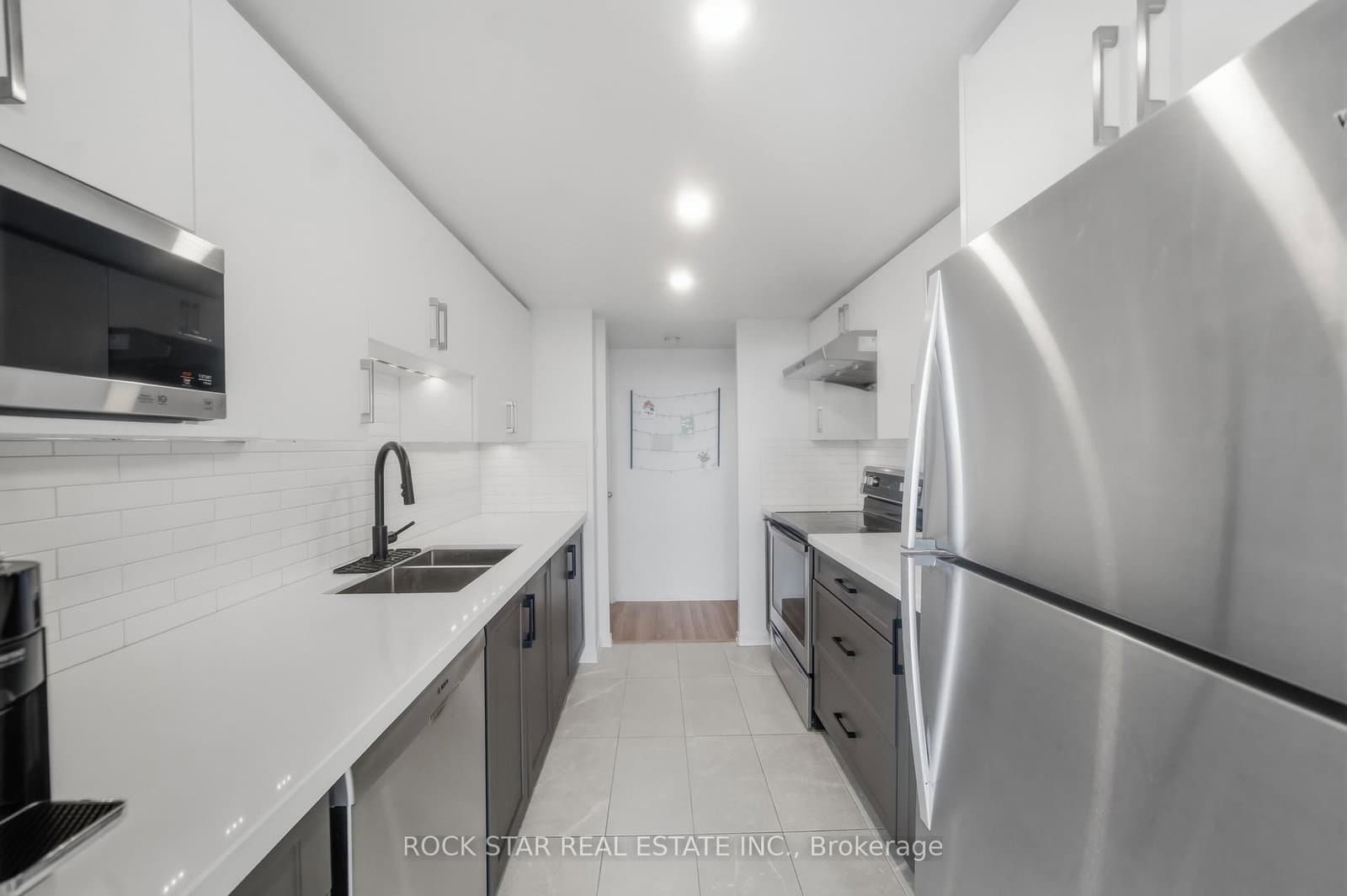 5 Kenneth Avenue, Unit 701 thumbnail 19
