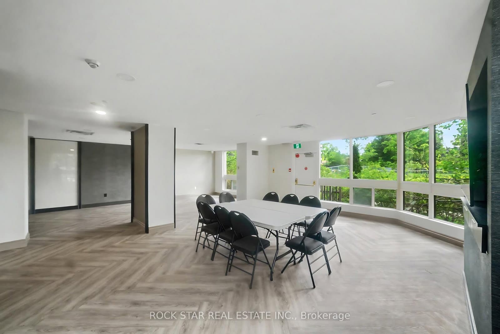 5 Kenneth Avenue, Unit 701 thumbnail 31