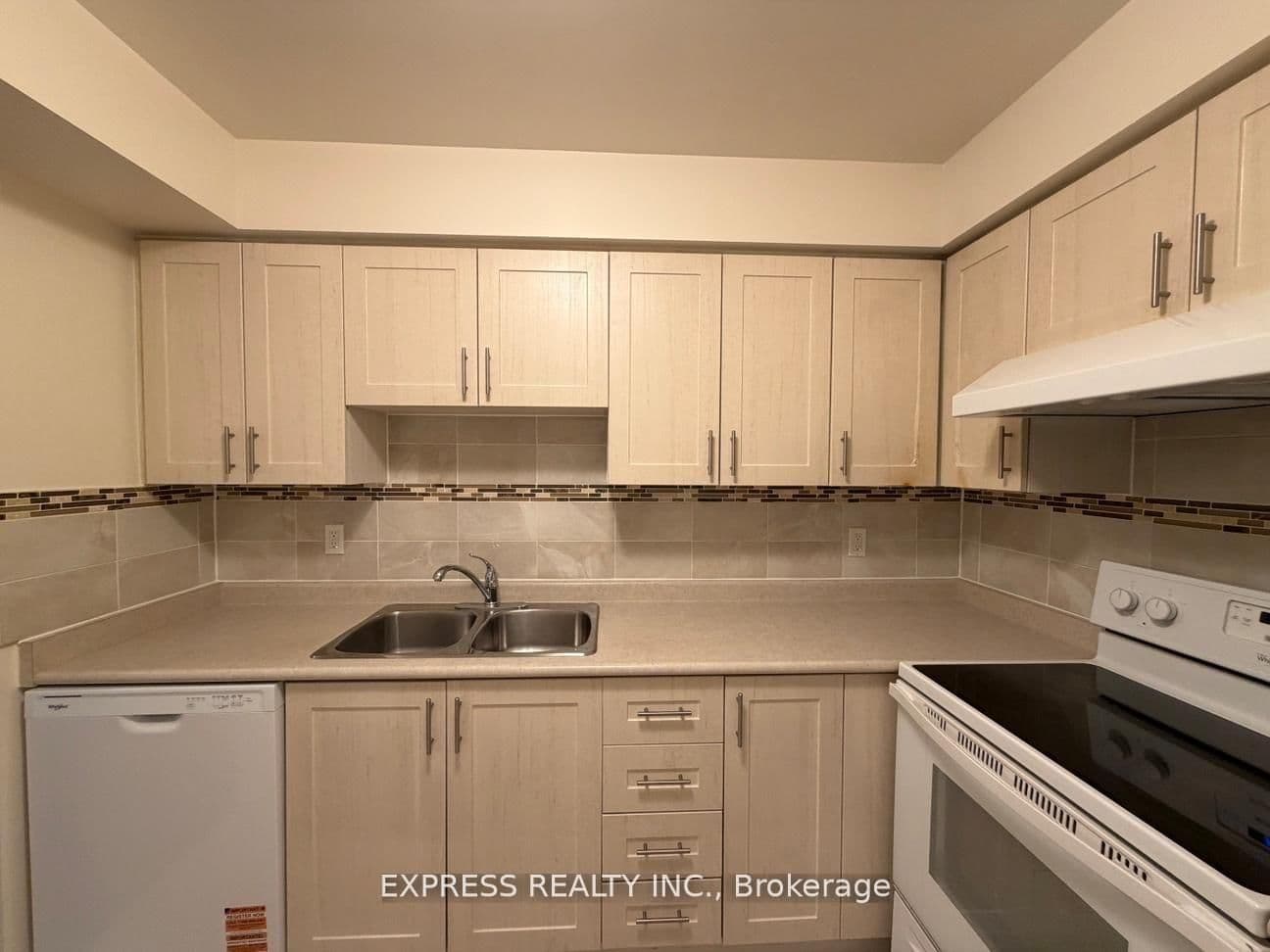 29 Pemberton Avenue, Unit 809 thumbnail 3