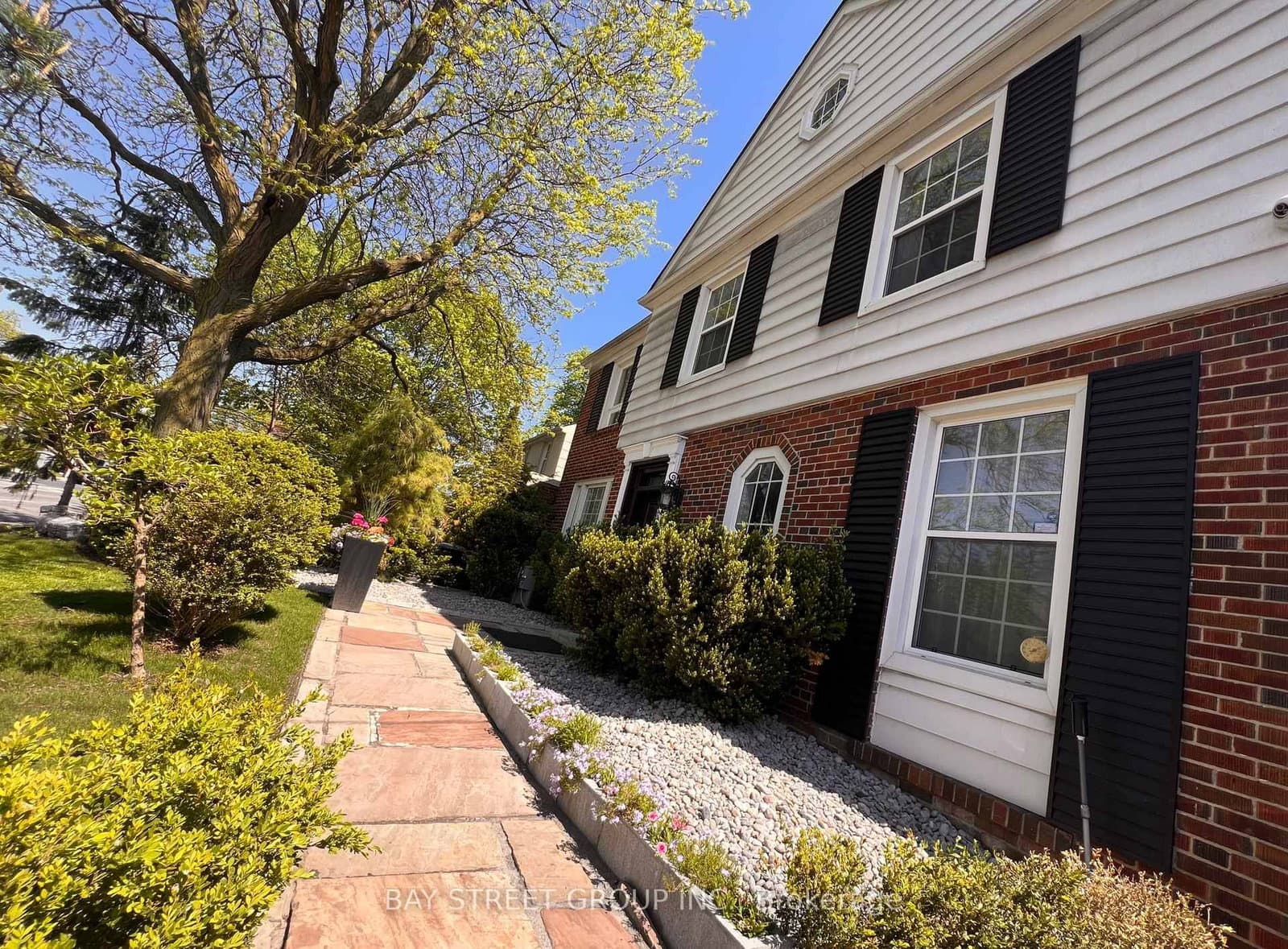 277 Lawrence Avenue E thumbnail 3