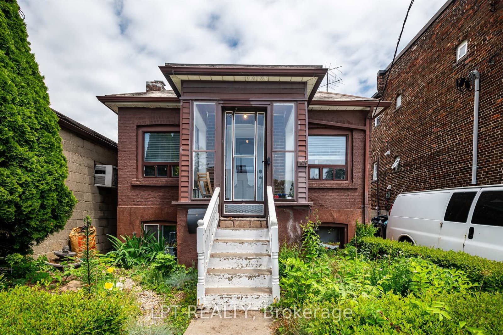 541 Vaughan Road thumbnail 2