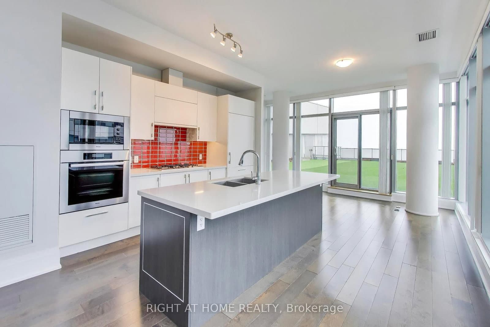 39 Queens Quay E, Unit 1126 thumbnail 4