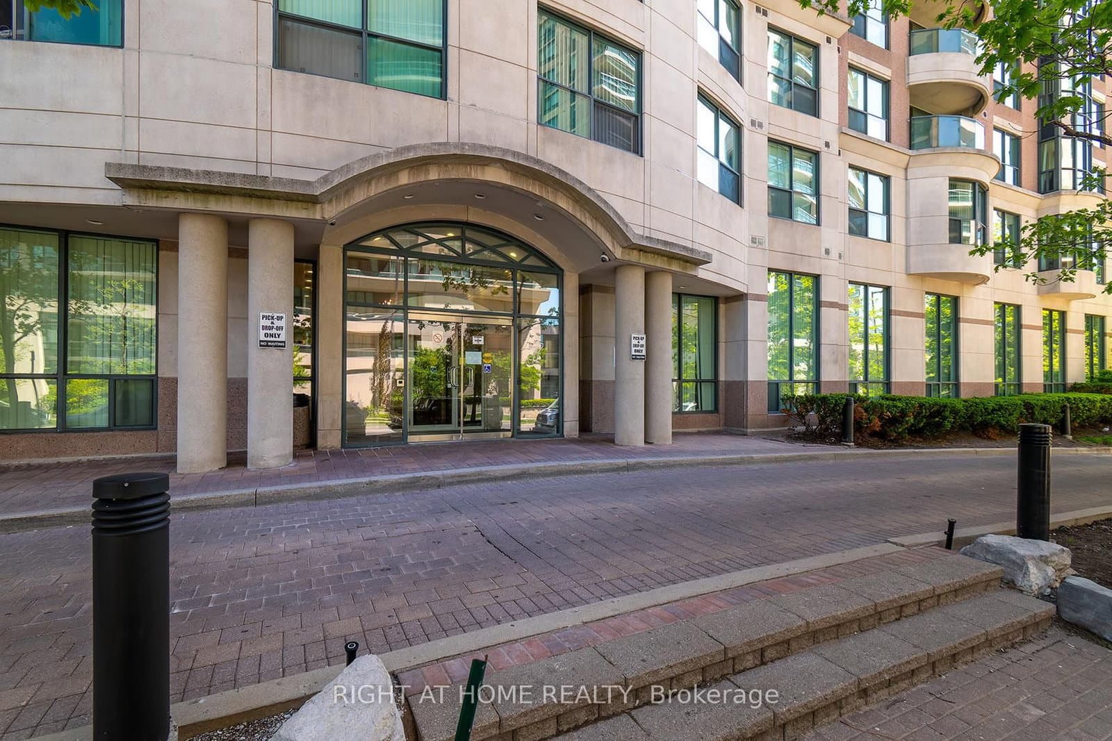7 Lorraine Drive, Unit 210 thumbnail 2