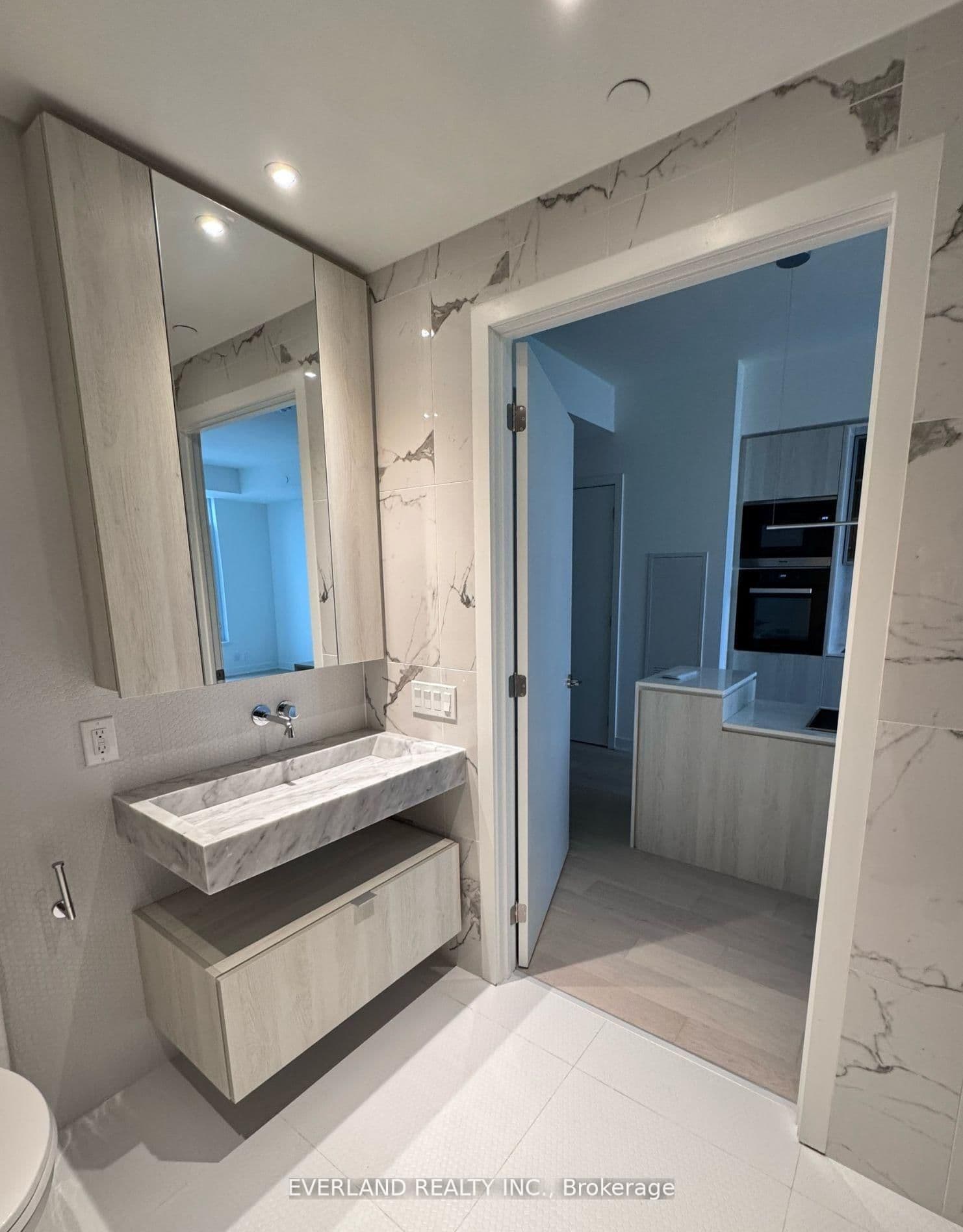 11 Yorkville Avenue, Unit 4803 thumbnail 4