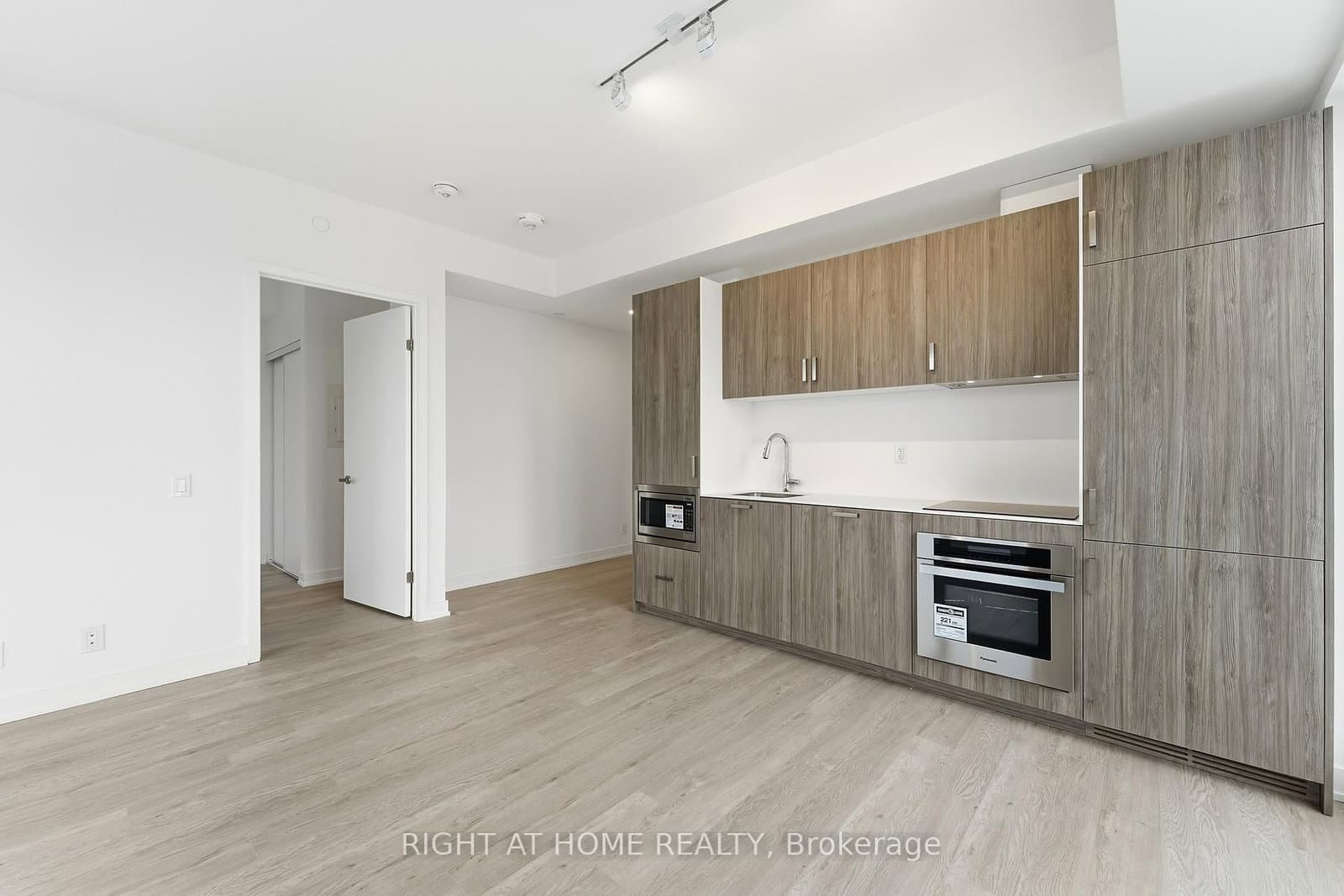 88 Queen Street E, Unit 4711 thumbnail 12