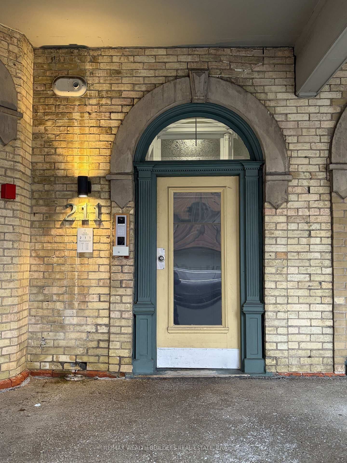 211 Jarvis Street, Unit 4 thumbnail 2