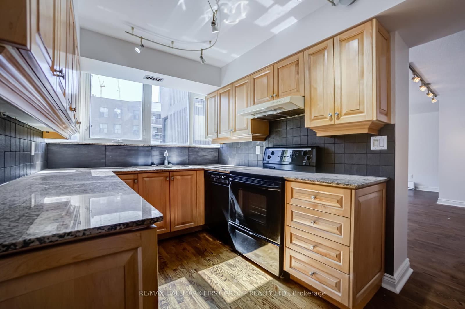 256 Jarvis Street, Unit 12D thumbnail 22
