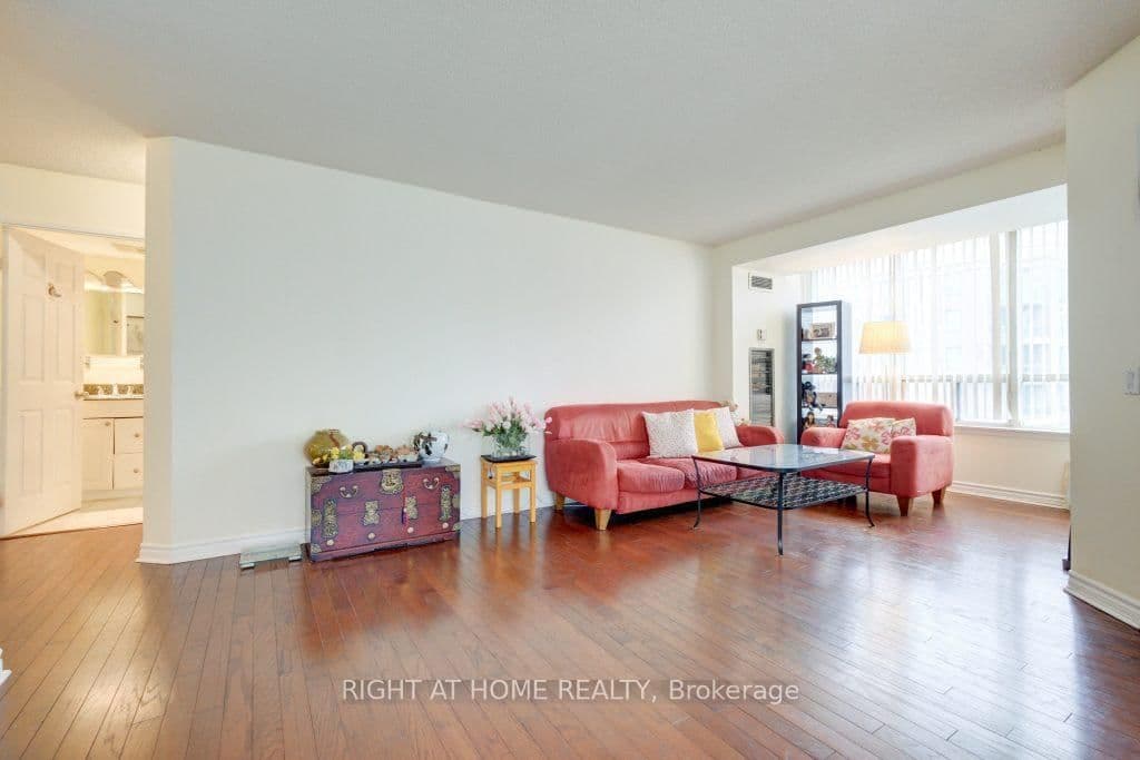 7 Bishop Avenue, Unit 905 thumbnail 11
