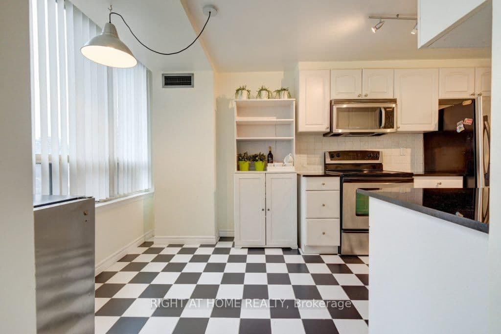 7 Bishop Avenue, Unit 905 thumbnail 17