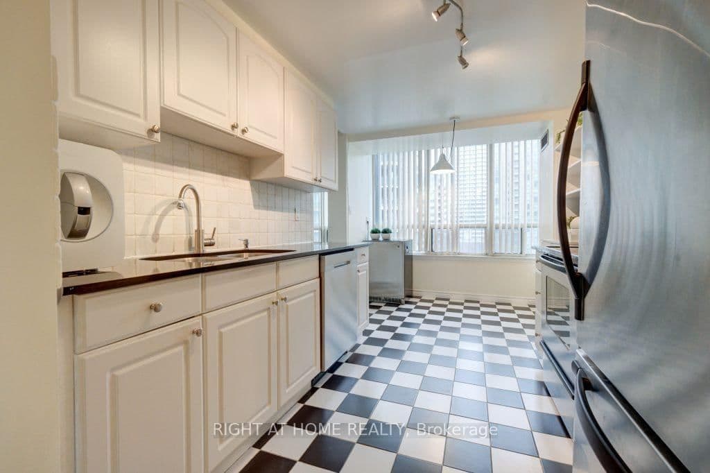 7 Bishop Avenue, Unit 905 thumbnail 20