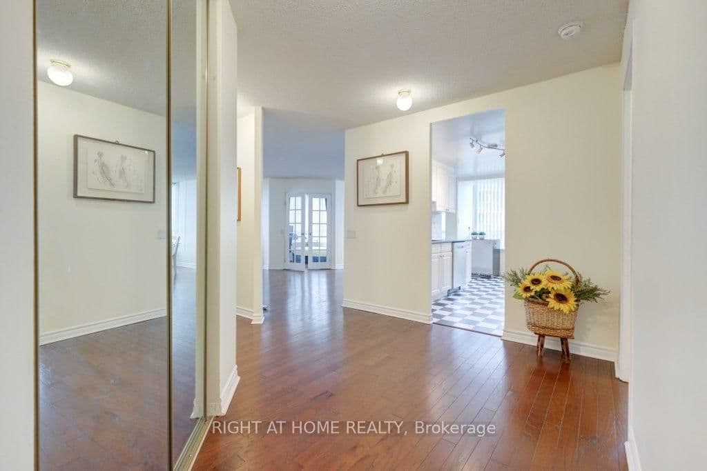 7 Bishop Avenue, Unit 905 thumbnail 9