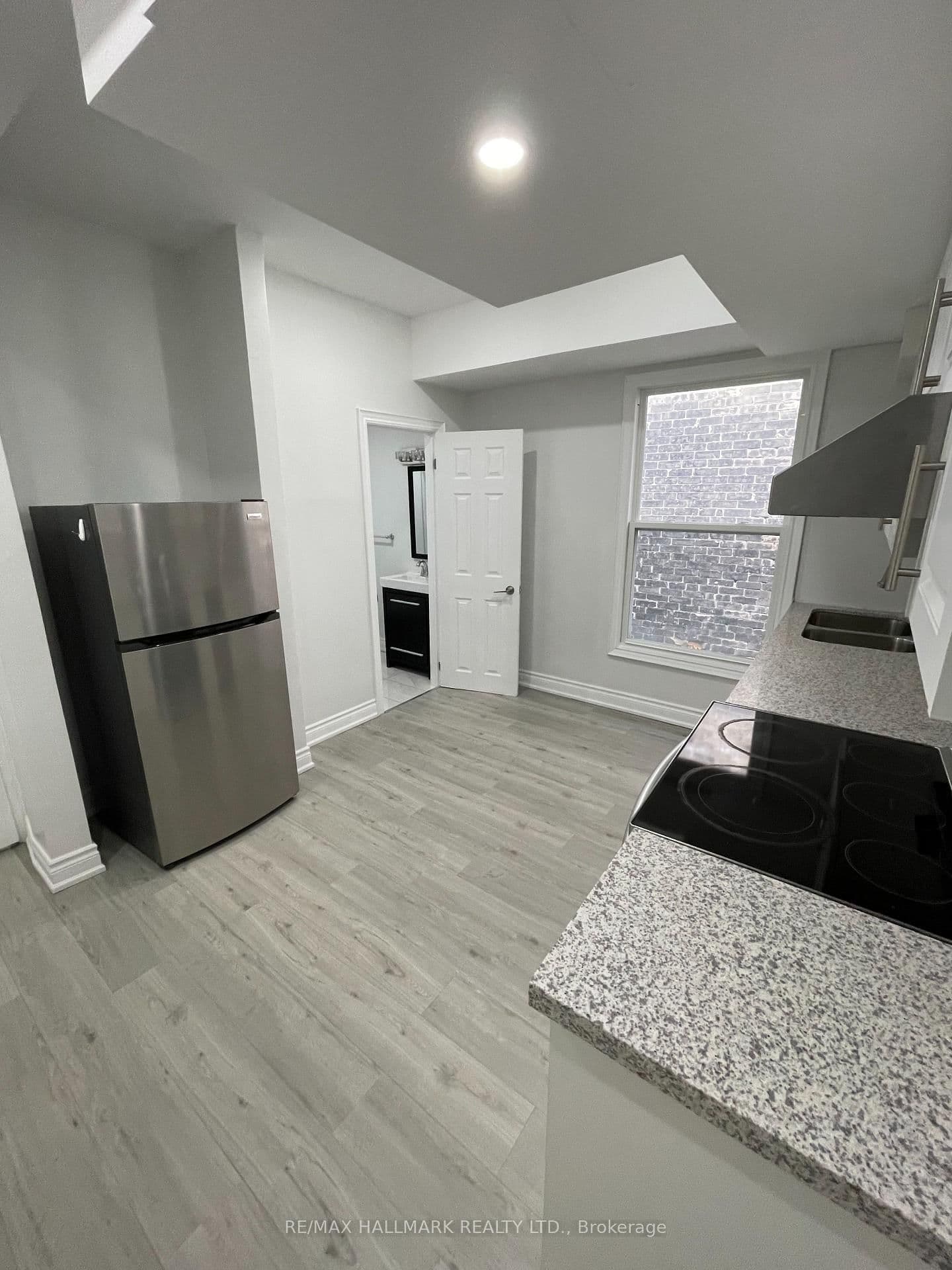 414 Dundas Street E thumbnail 16