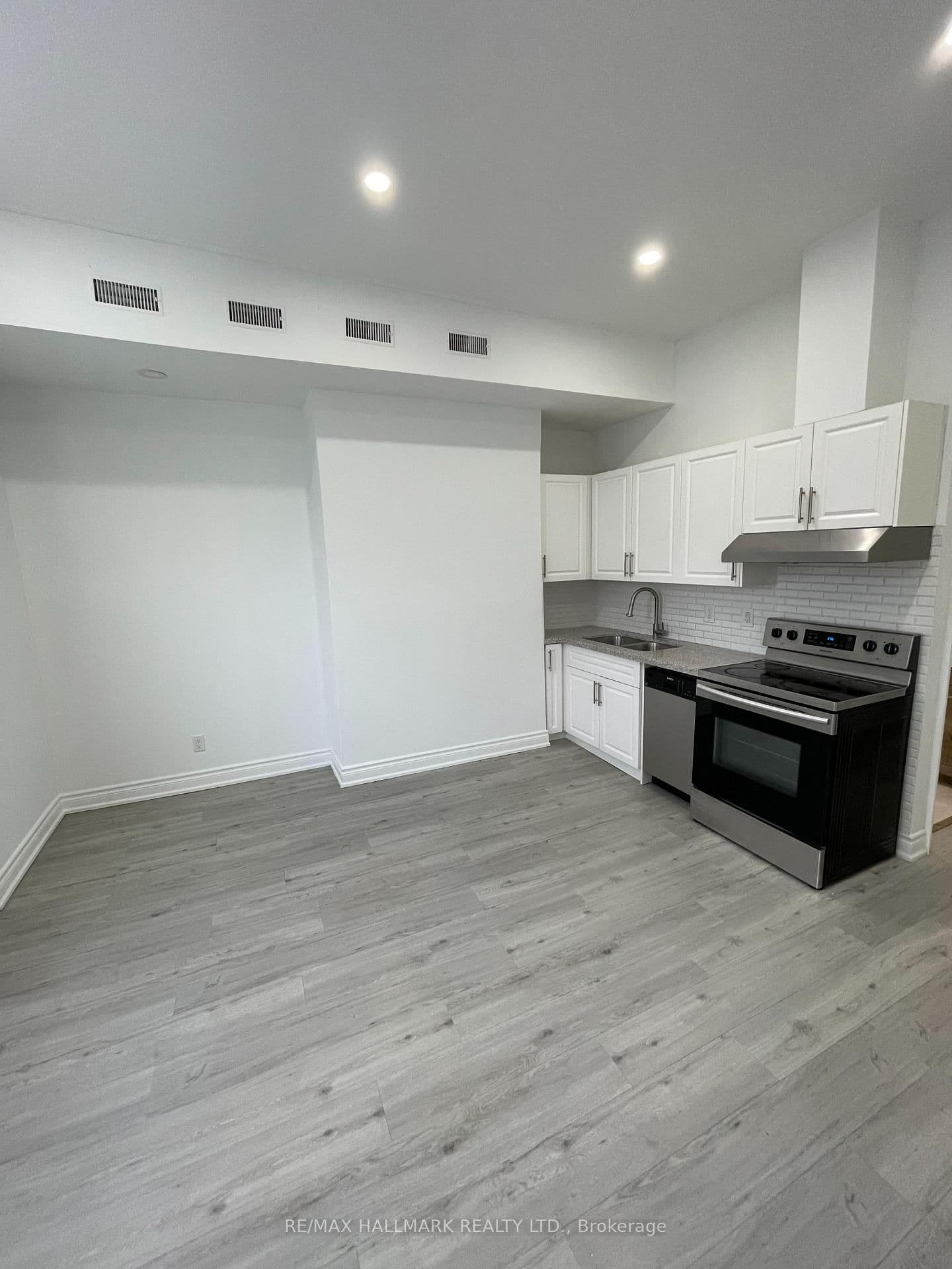 414 Dundas Street E thumbnail 32