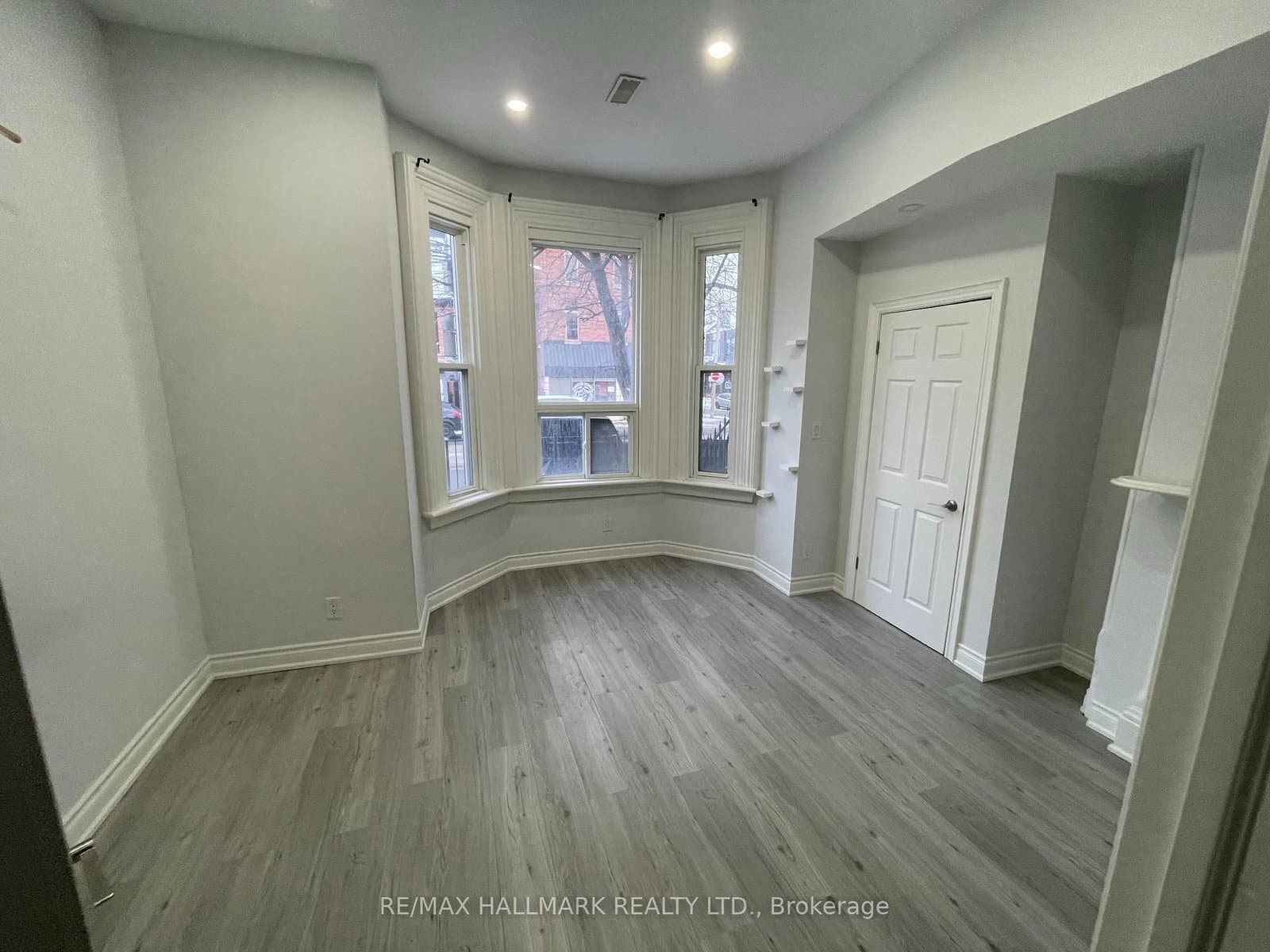 414 Dundas Street E thumbnail 5