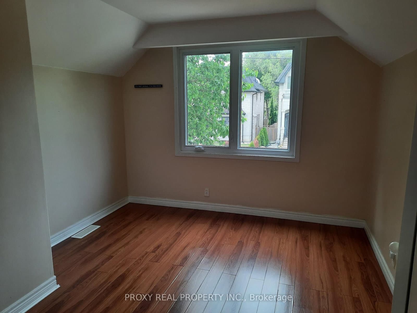 205 Maplehurst Avenue E thumbnail 10