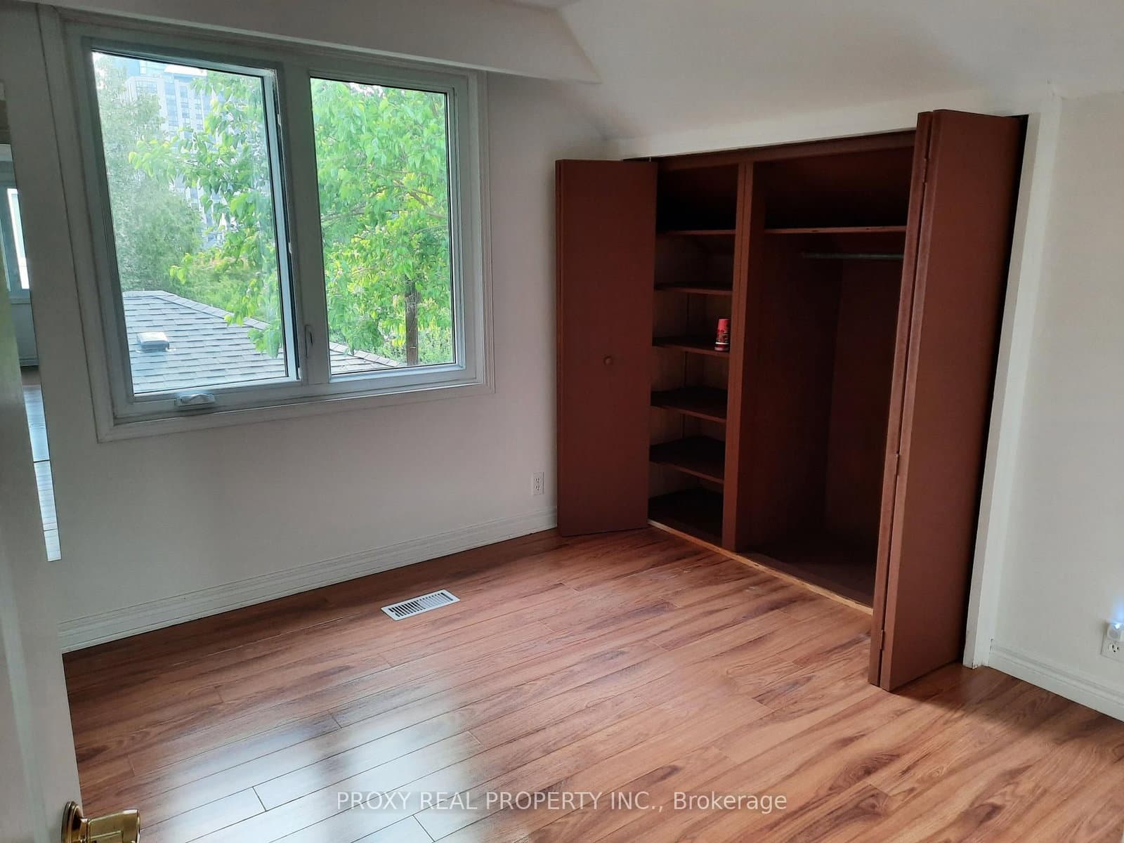 205 Maplehurst Avenue E thumbnail 11