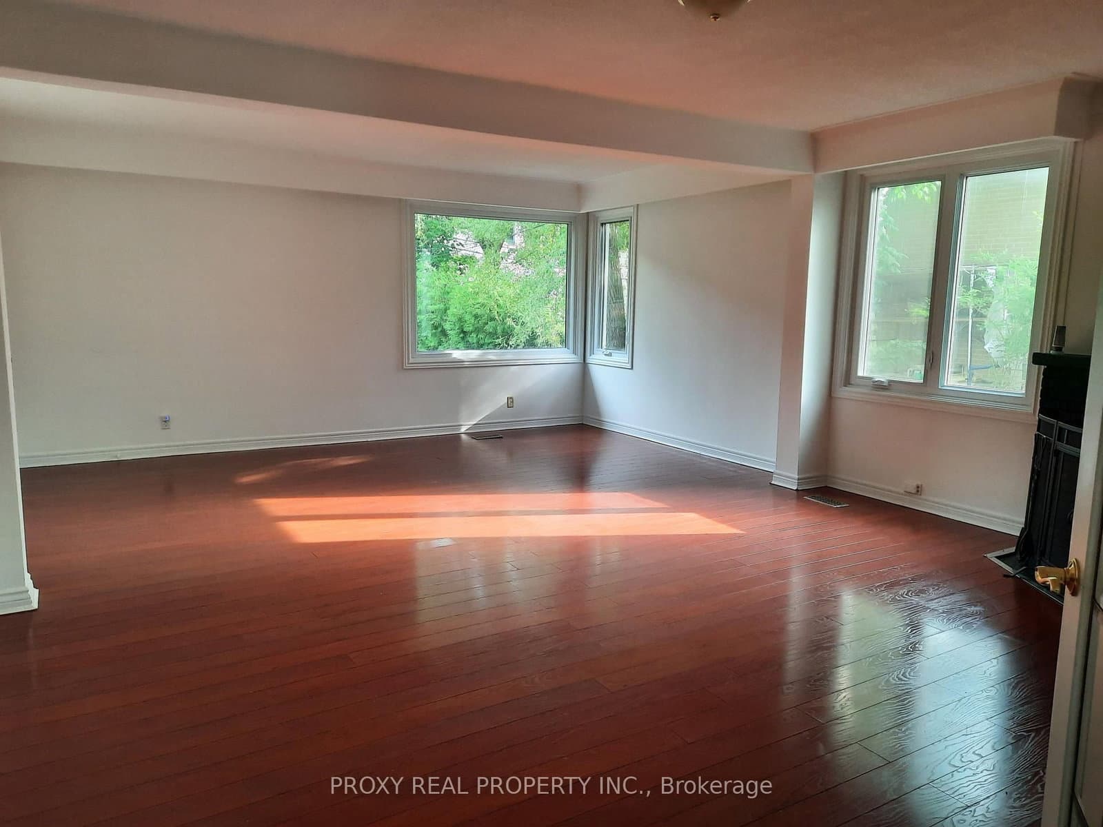 205 Maplehurst Avenue E thumbnail 3