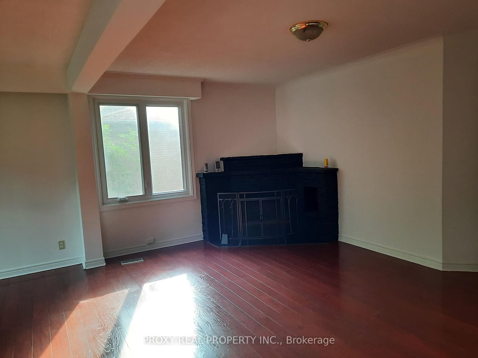 205 Maplehurst Avenue E thumbnail 4