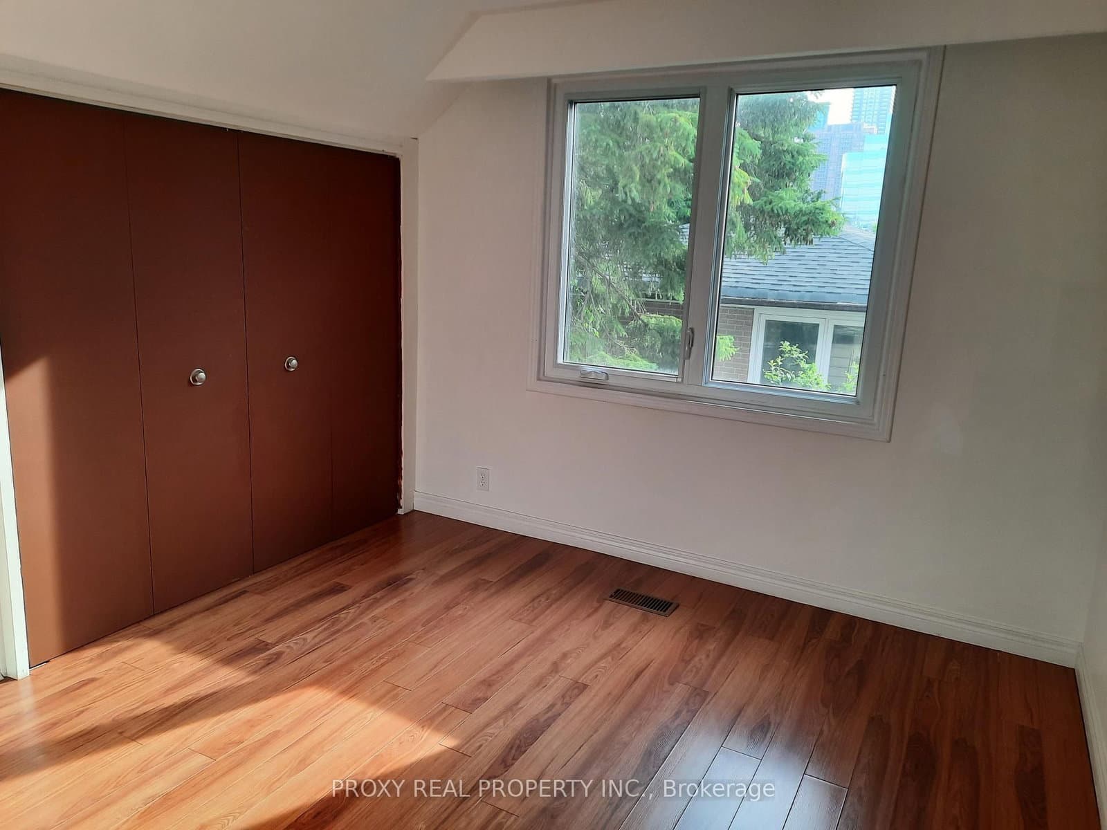 205 Maplehurst Avenue E thumbnail 8