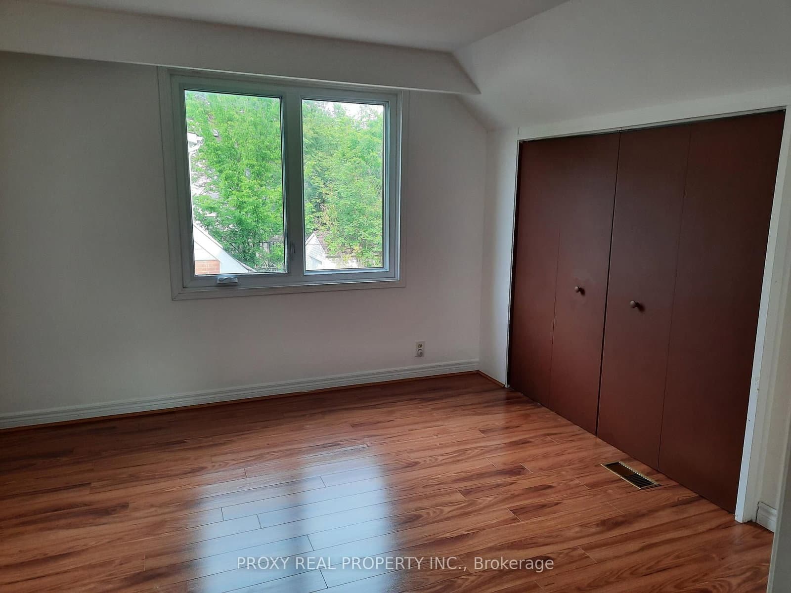 205 Maplehurst Avenue E thumbnail 9