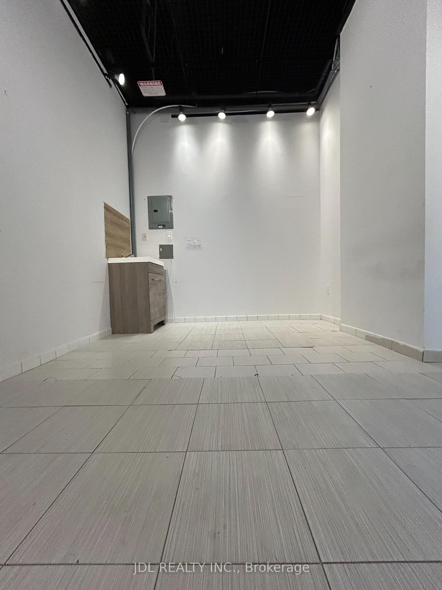 384 Yonge St Street, Unit #3 thumbnail 5