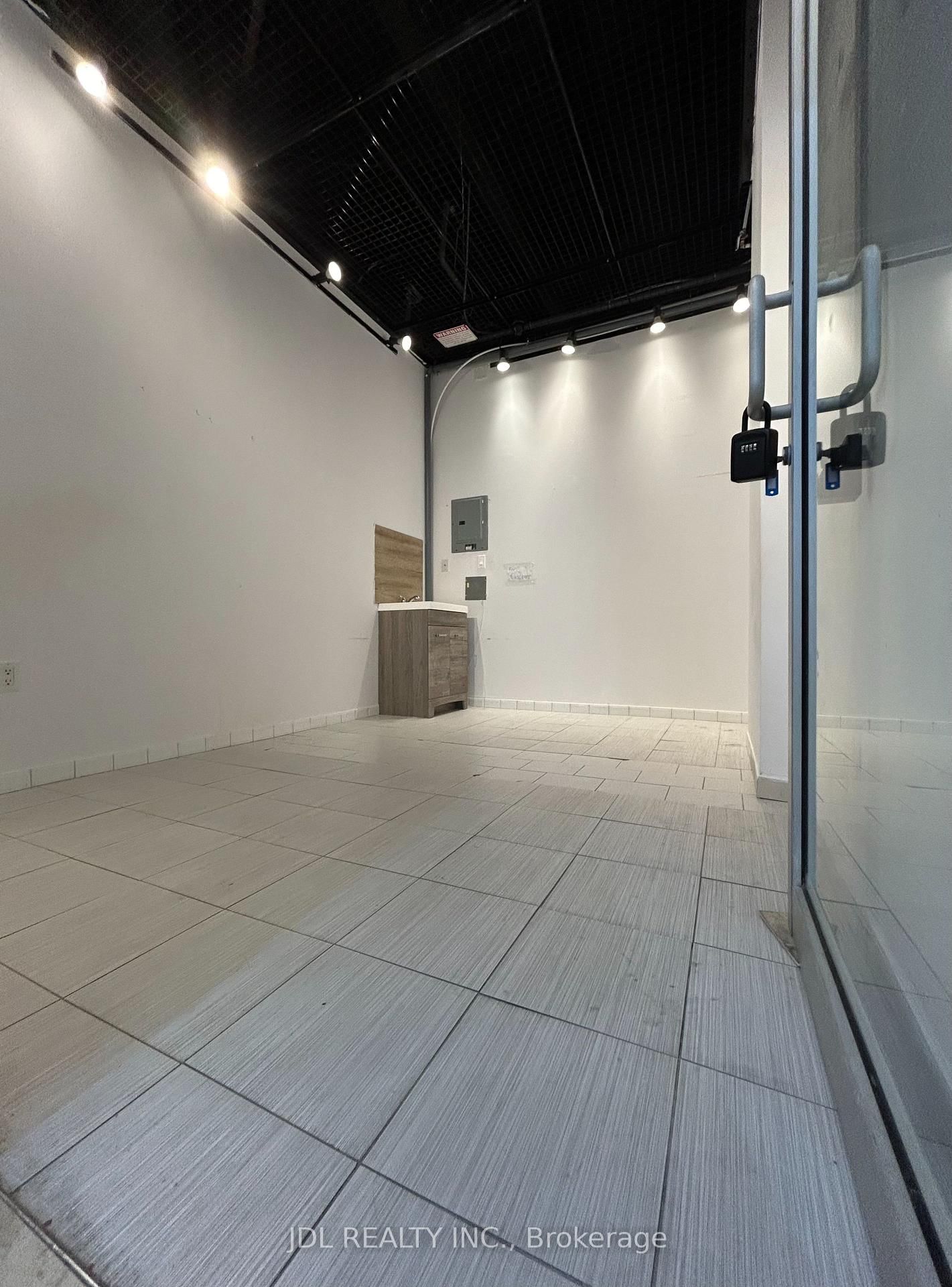 384 Yonge St Street, Unit #3 thumbnail 6